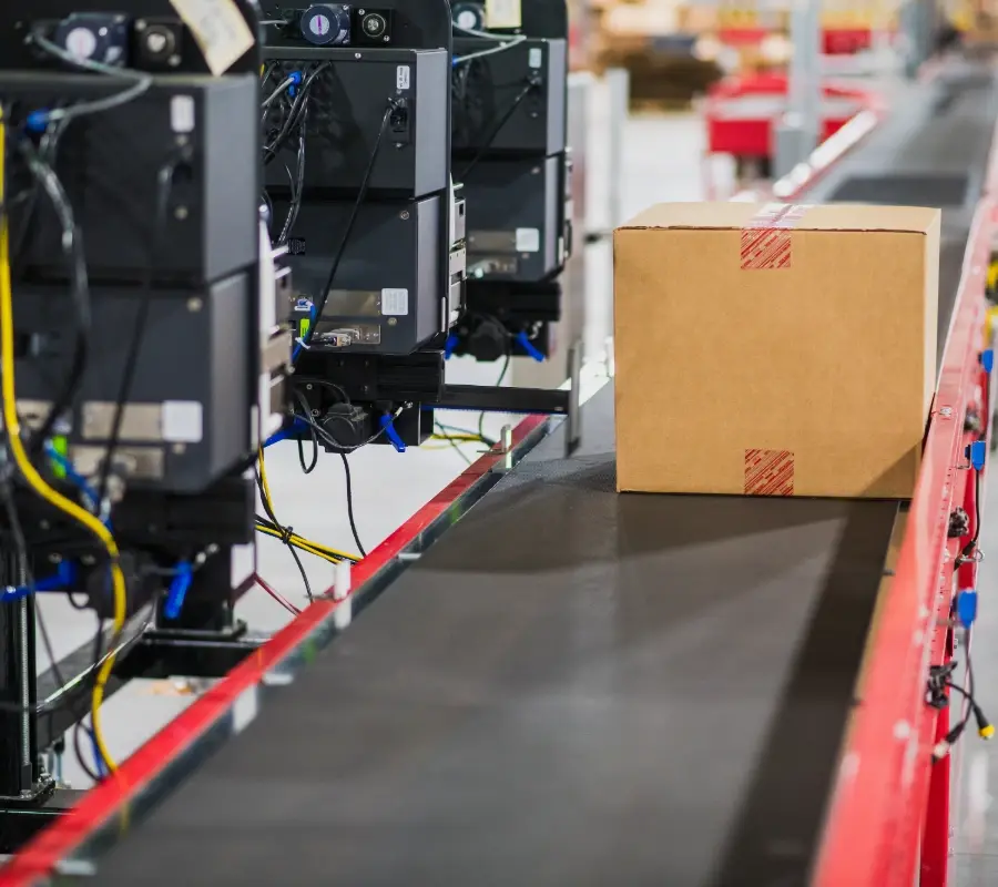 automated-conveyor-belt-shipping-warehouse