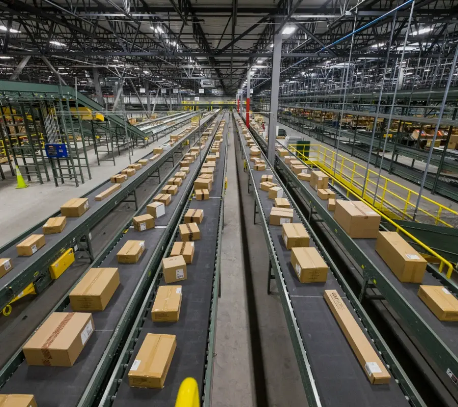 Automated conveyor systems transport packages in an omnichannel distribution center.