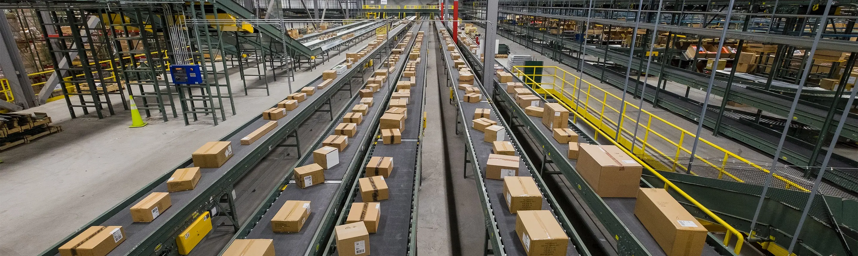 automated conveyor system in retail omnichannel distribution center